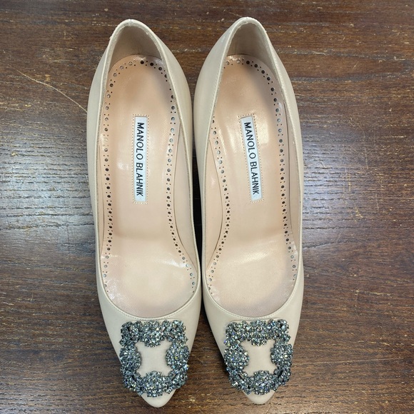 Manolo Blahnik Tan Leather Hangisi - Picture 3 of 9